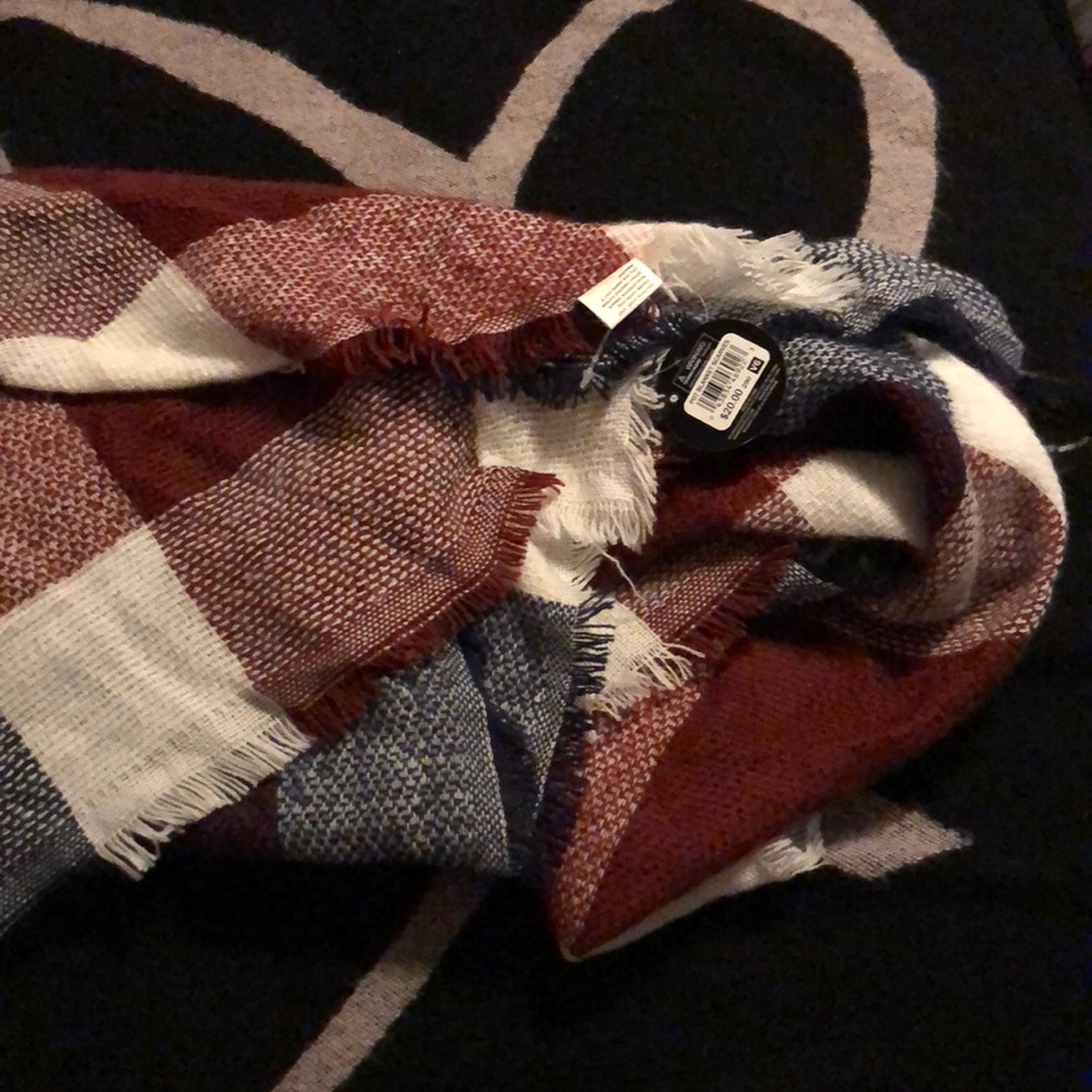 Very large scarf 🧣 - Picture 2 of 3